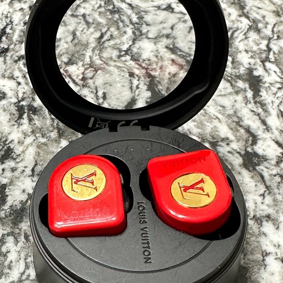 2022 Authentic Louis Vuitton Horizon Wireless Earbuds - Picture 7 of 11